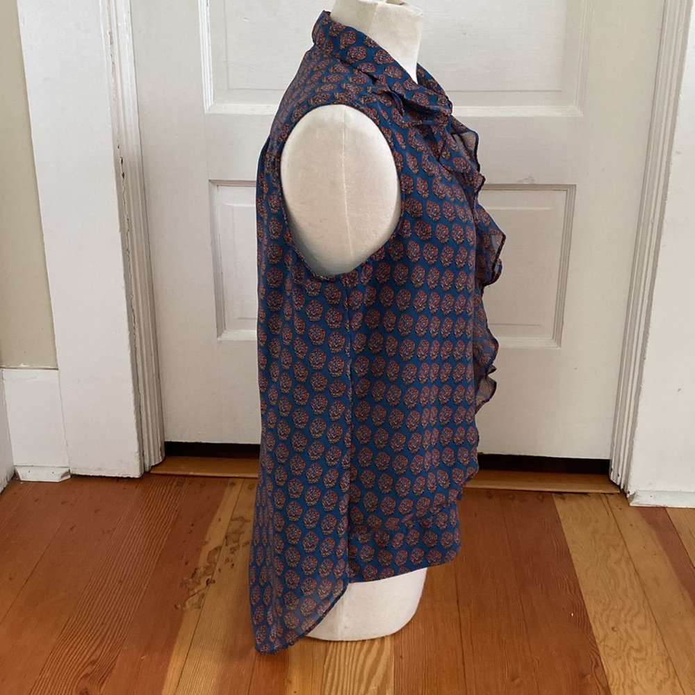 CAbi Medallion Reign Ruffled Sleeveless Button Down Blue Printed‎ Top Medium - Picture 2 of 5